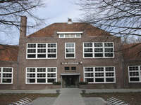 905554 Gezicht op de voorgevel van de voormalige Openbare Lager School (Prinses Christinalaan 1) te Utrecht.